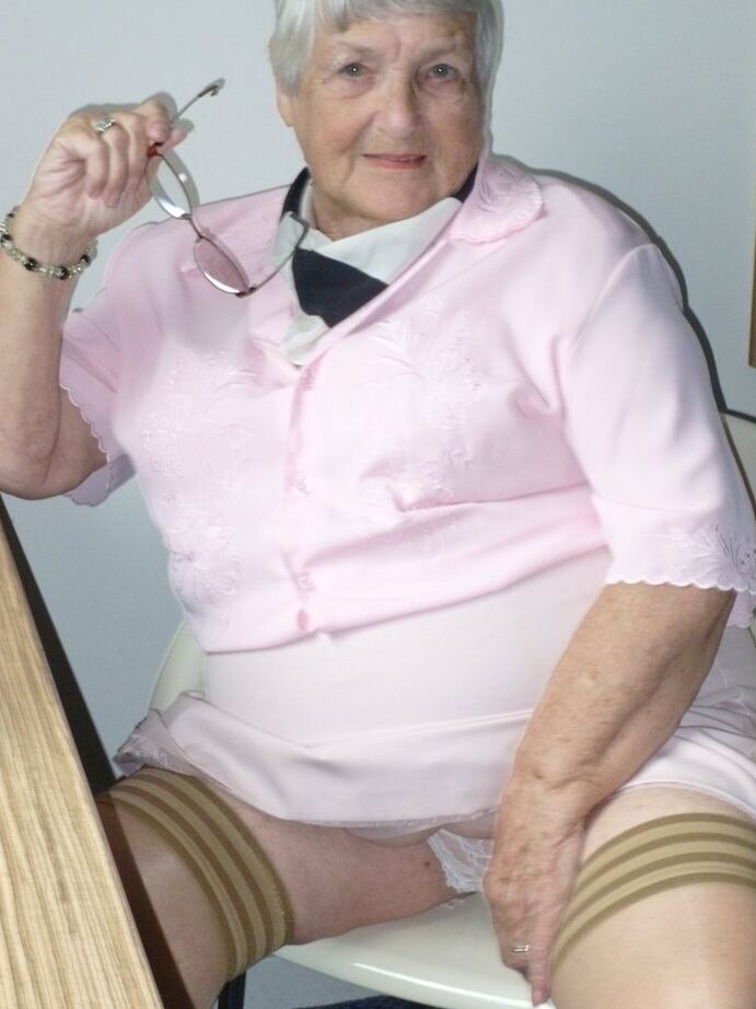 20P A velha obesa, vovó Libby, coloca seus seios moles em uma mesa enquanto se despe