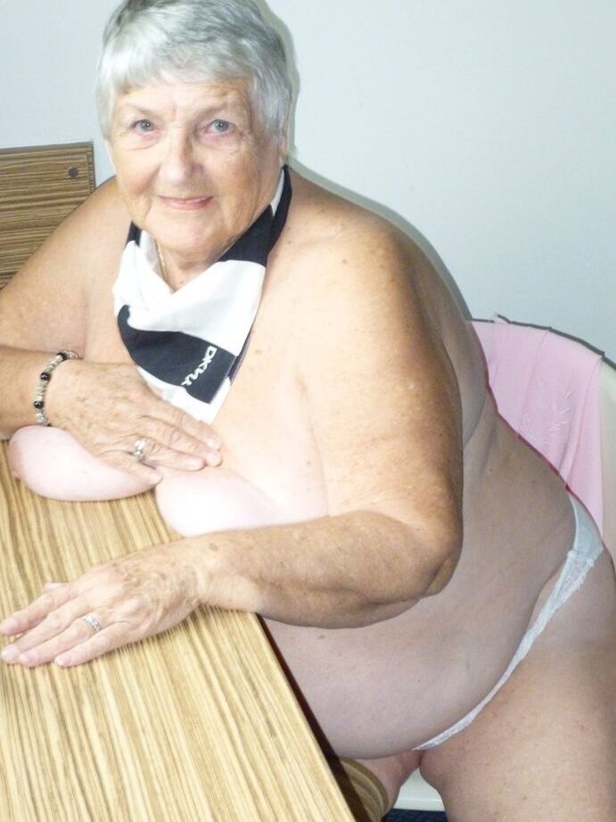 20P A velha obesa, vovó Libby, coloca seus seios moles em uma mesa enquanto se despe