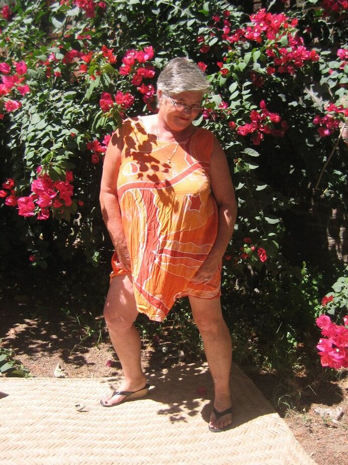 20P Die fettleibige Oma Girdle Goddess zieht sich auf der Gartenterrasse bis auf ihre Sandalen aus