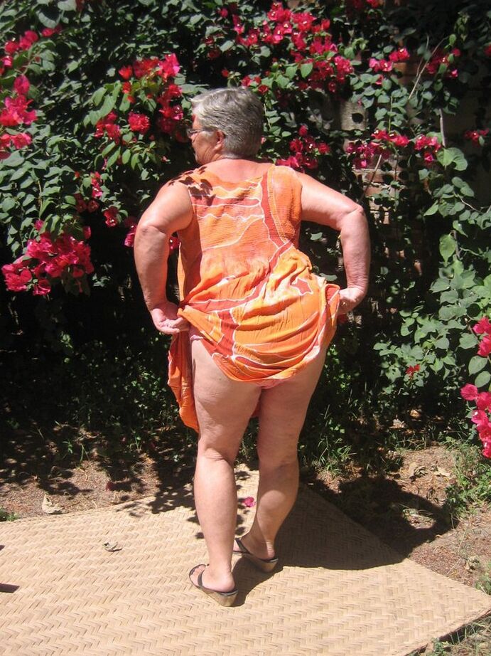 20P Die fettleibige Oma Girdle Goddess zieht sich auf der Gartenterrasse bis auf ihre Sandalen aus