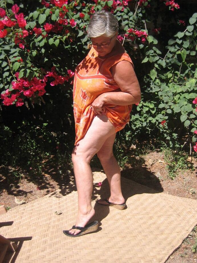 20P Die fettleibige Oma Girdle Goddess zieht sich auf der Gartenterrasse bis auf ihre Sandalen aus