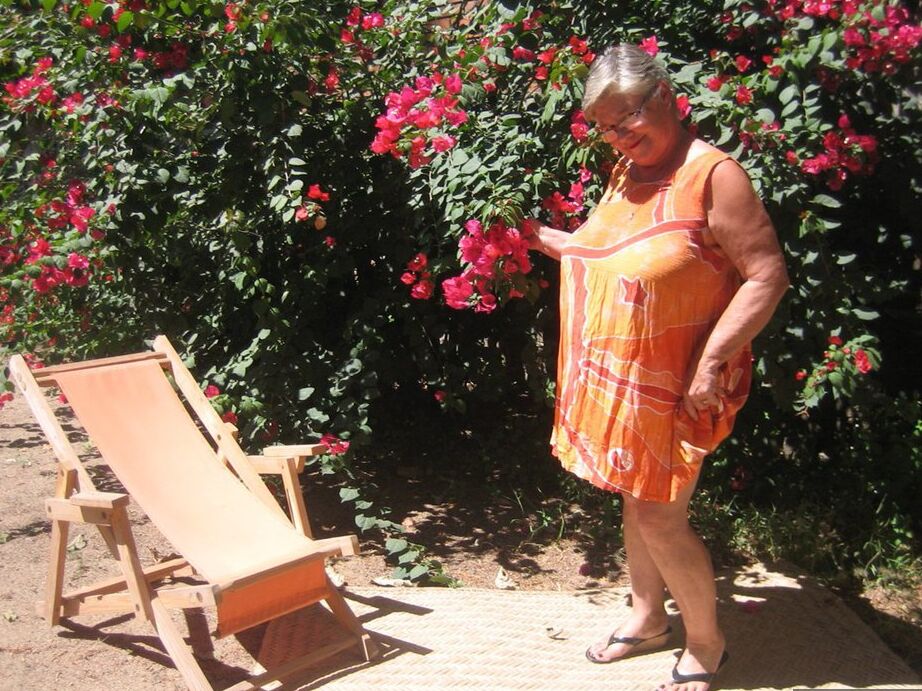20P Die fettleibige Oma Girdle Goddess zieht sich auf der Gartenterrasse bis auf ihre Sandalen aus