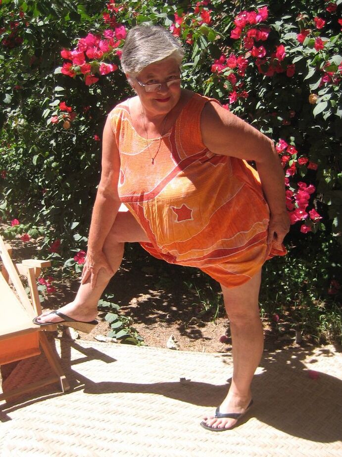20P Die fettleibige Oma Girdle Goddess zieht sich auf der Gartenterrasse bis auf ihre Sandalen aus