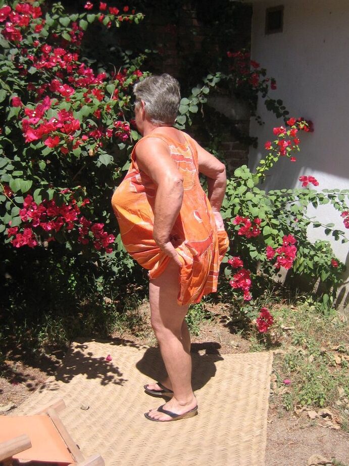 20P Die fettleibige Oma Girdle Goddess zieht sich auf der Gartenterrasse bis auf ihre Sandalen aus