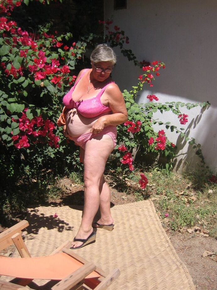 20P Die fettleibige Oma Girdle Goddess zieht sich auf der Gartenterrasse bis auf ihre Sandalen aus