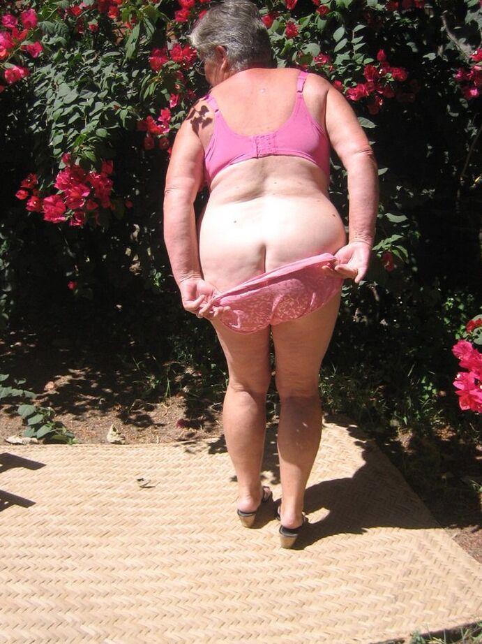 20P Die fettleibige Oma Girdle Goddess zieht sich auf der Gartenterrasse bis auf ihre Sandalen aus