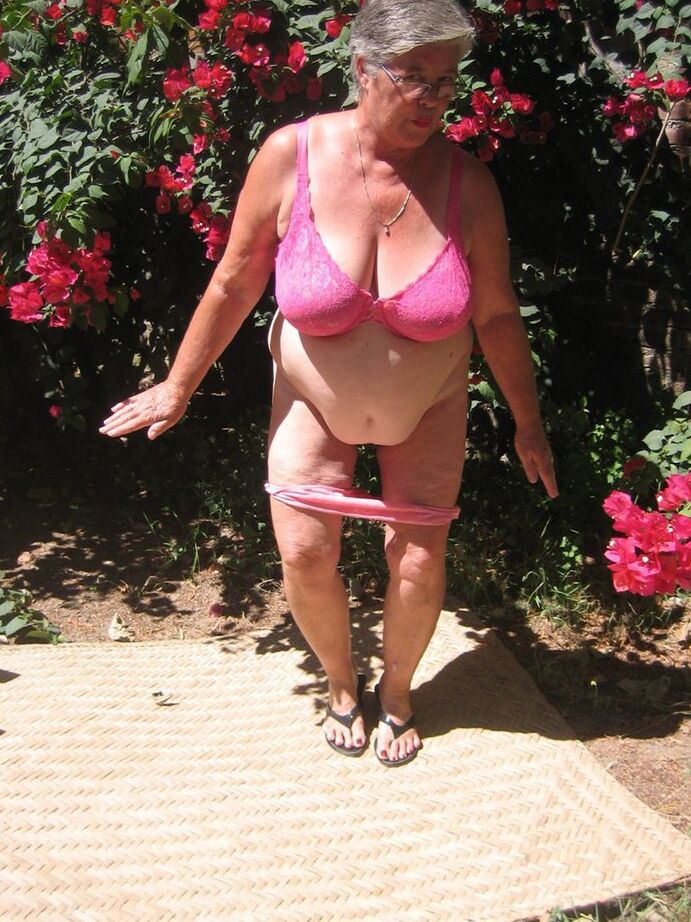 20P Die fettleibige Oma Girdle Goddess zieht sich auf der Gartenterrasse bis auf ihre Sandalen aus