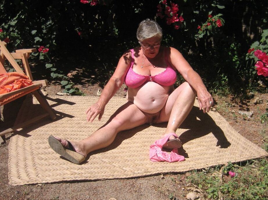 20P Die fettleibige Oma Girdle Goddess zieht sich auf der Gartenterrasse bis auf ihre Sandalen aus