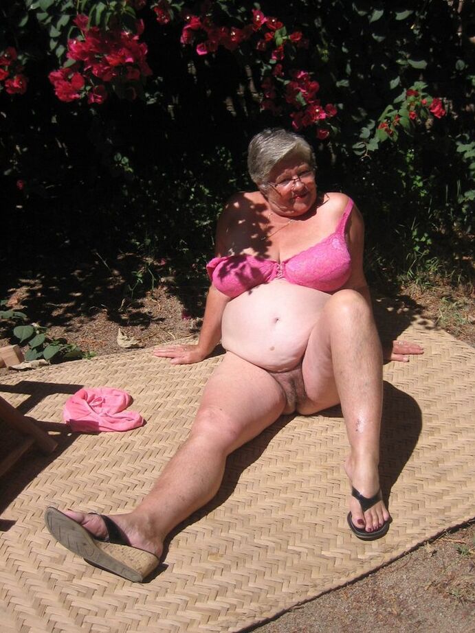 20P Die fettleibige Oma Girdle Goddess zieht sich auf der Gartenterrasse bis auf ihre Sandalen aus