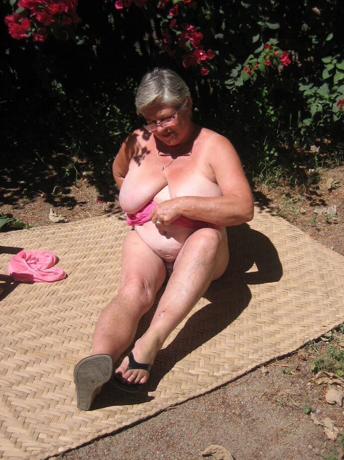 20P Die fettleibige Oma Girdle Goddess zieht sich auf der Gartenterrasse bis auf ihre Sandalen aus