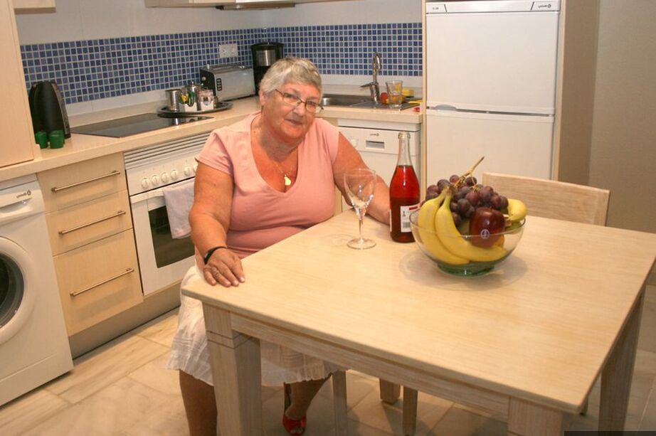 20P Madura BBW La abuela Libby se desnuda en la cocina para tomar vino