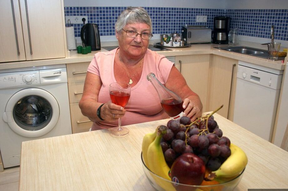 20P Madura BBW La abuela Libby se desnuda en la cocina para tomar vino