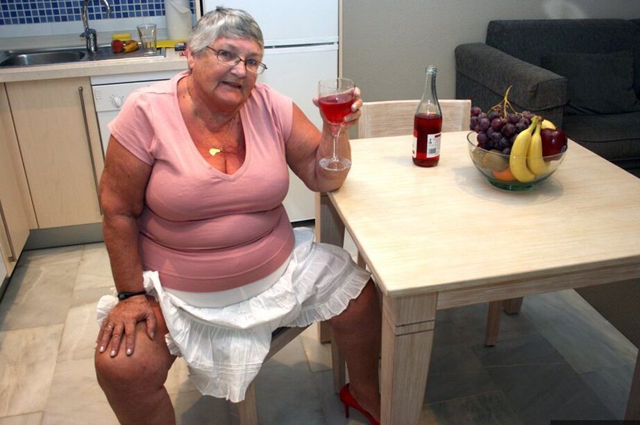 20P Madura BBW La abuela Libby se desnuda en la cocina para tomar vino