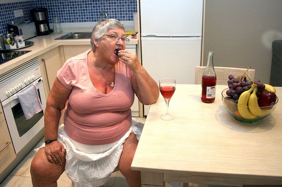 20P Madura BBW La abuela Libby se desnuda en la cocina para tomar vino