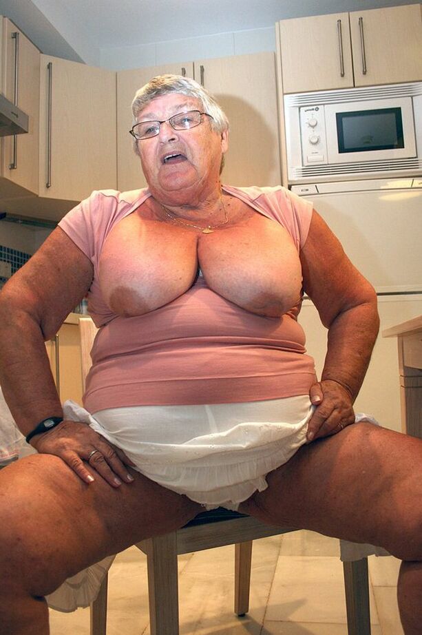 20P Madura BBW La abuela Libby se desnuda en la cocina para tomar vino
