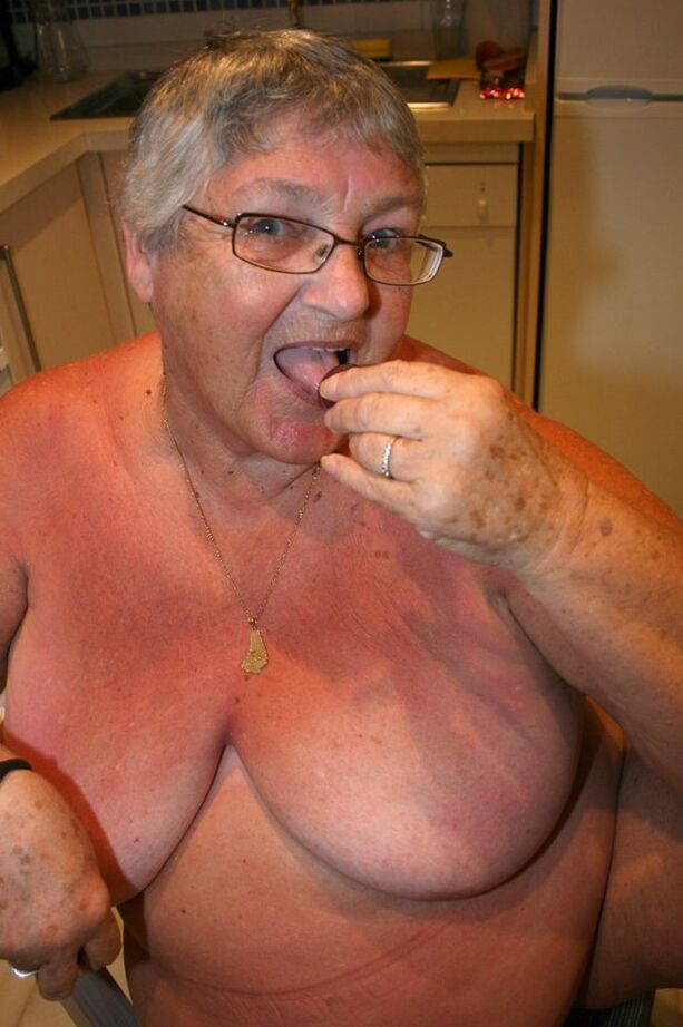 20P Madura BBW La abuela Libby se desnuda en la cocina para tomar vino