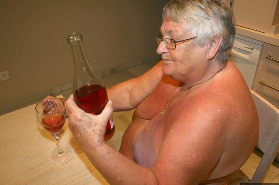 20P Madura BBW La abuela Libby se desnuda en la cocina para tomar vino