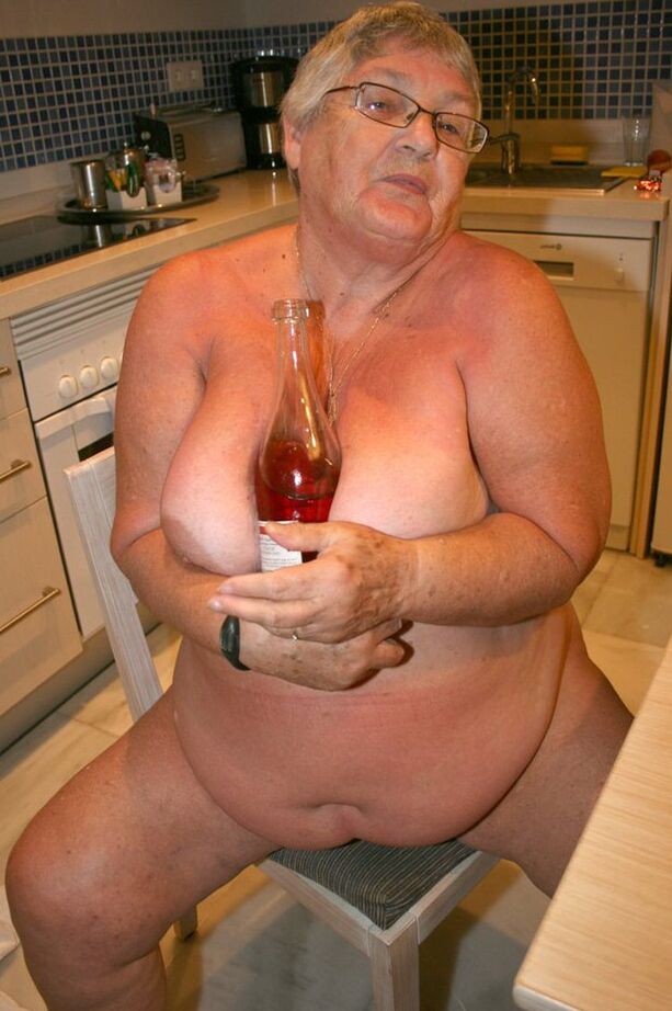 20P Madura BBW La abuela Libby se desnuda en la cocina para tomar vino