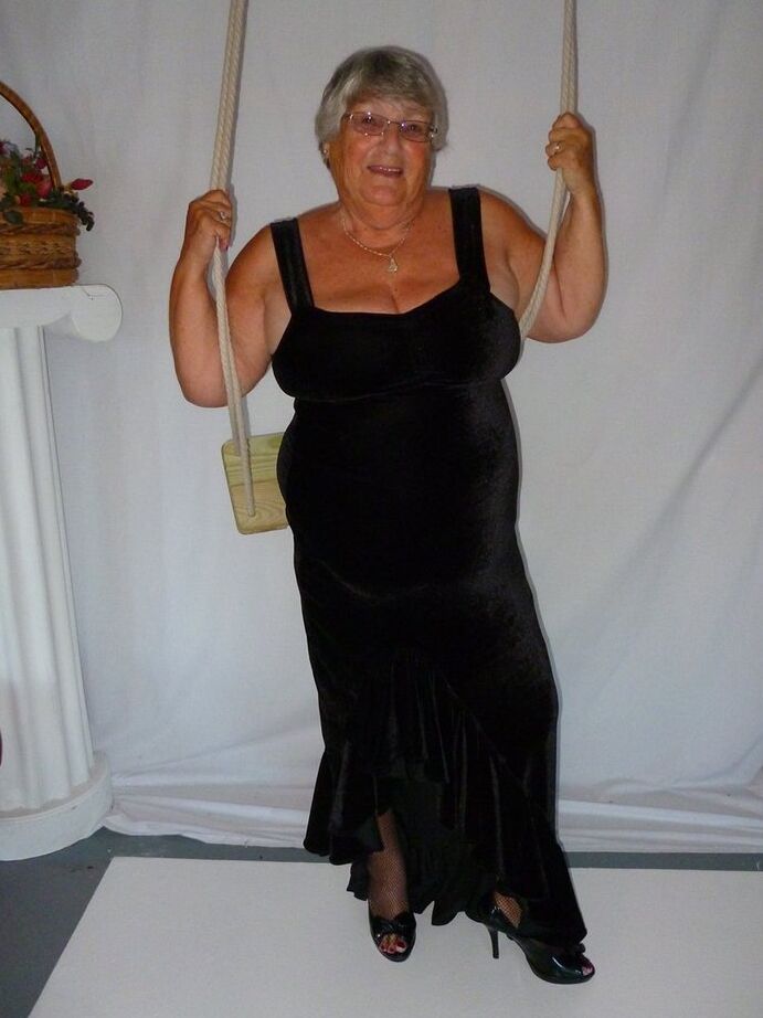 20P Fat nan Vovó Libby tira um vestido preto para modelar nua em meias