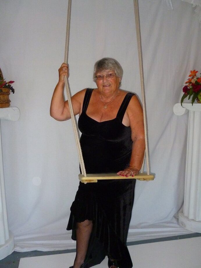 20P Fat nan Vovó Libby tira um vestido preto para modelar nua em meias