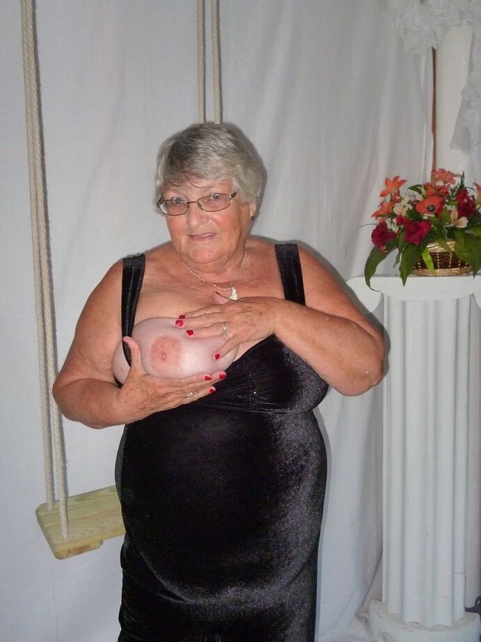 20P Fat nan Vovó Libby tira um vestido preto para modelar nua em meias
