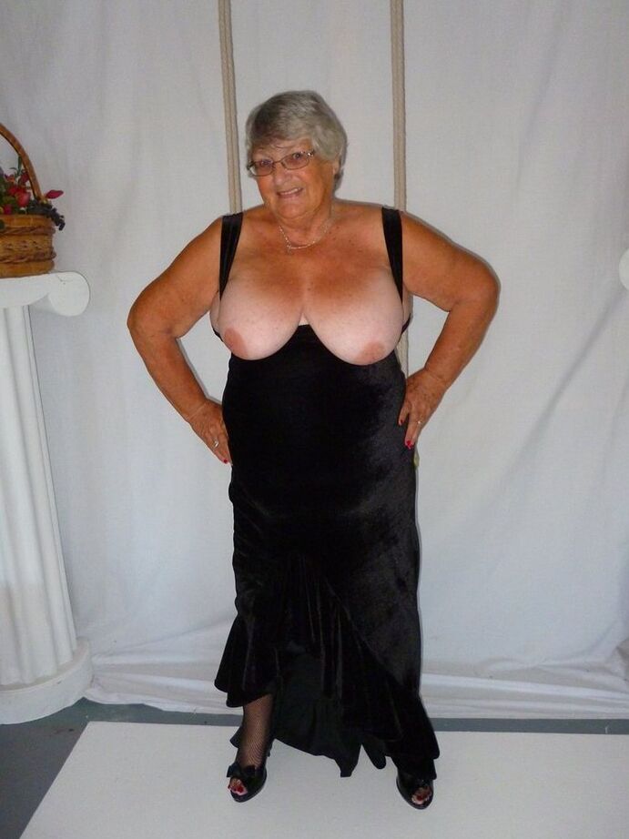 20P Fat nan Vovó Libby tira um vestido preto para modelar nua em meias