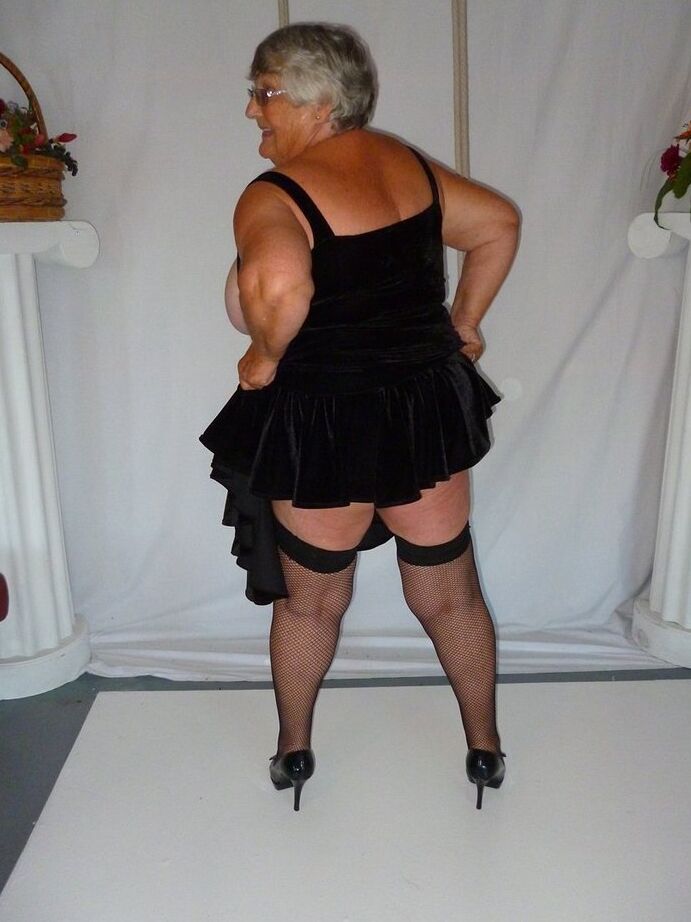 20P Fat nan Vovó Libby tira um vestido preto para modelar nua em meias