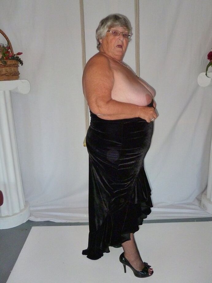 20P Fat nan Vovó Libby tira um vestido preto para modelar nua em meias