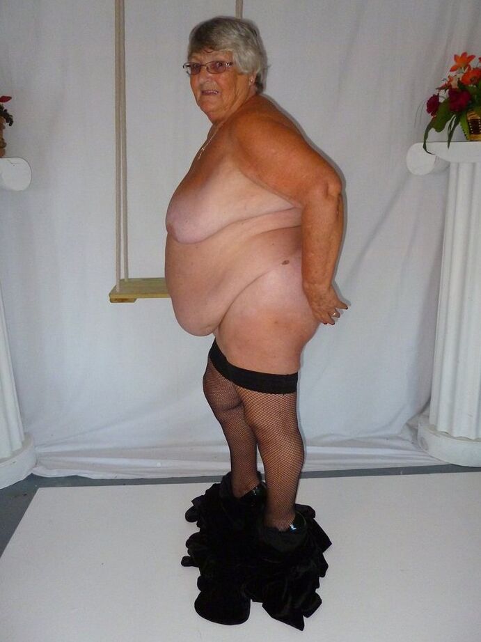 20P Fat nan Vovó Libby tira um vestido preto para modelar nua em meias