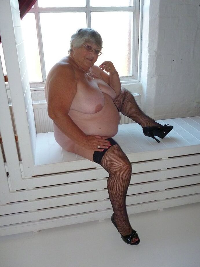 20P Fat nan Vovó Libby tira um vestido preto para modelar nua em meias