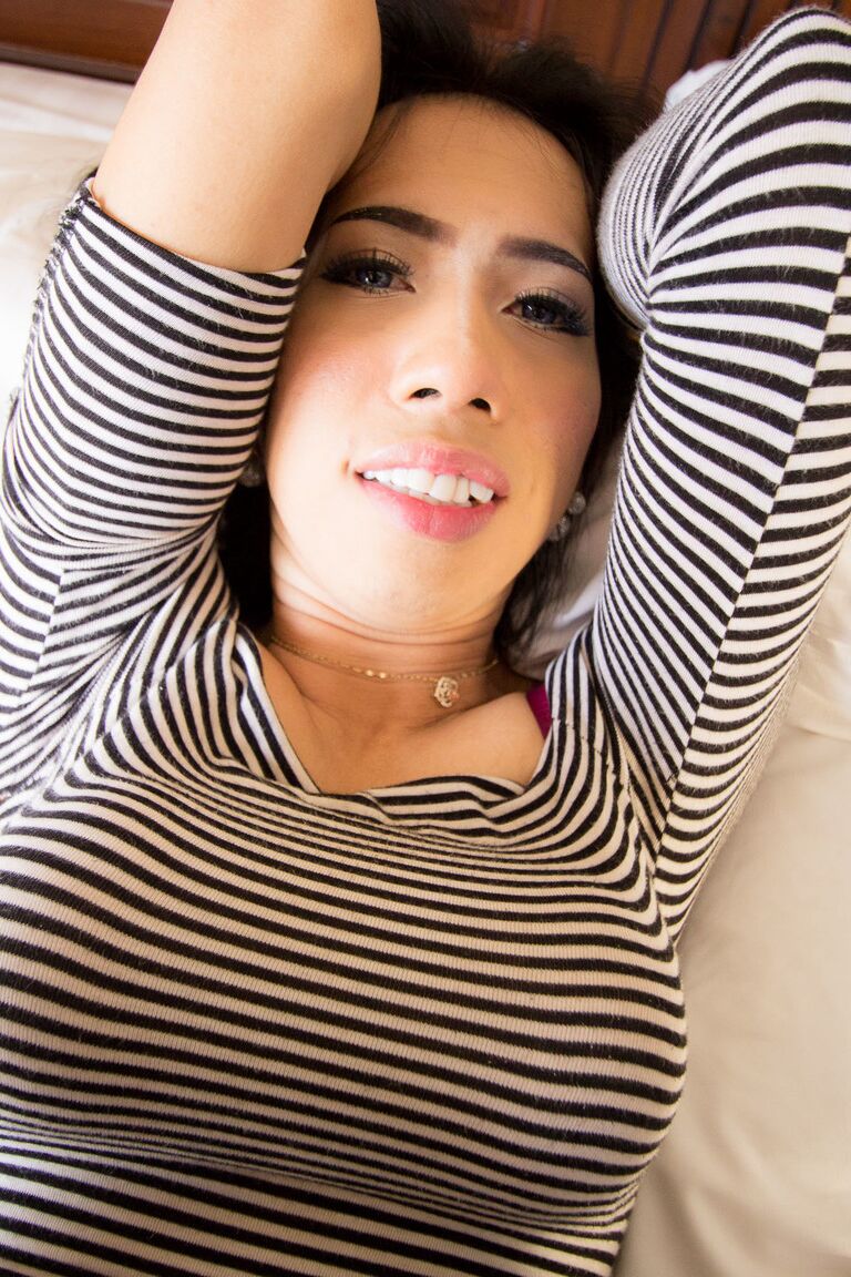 19P La ardiente transexual Pat se quita las medias de red