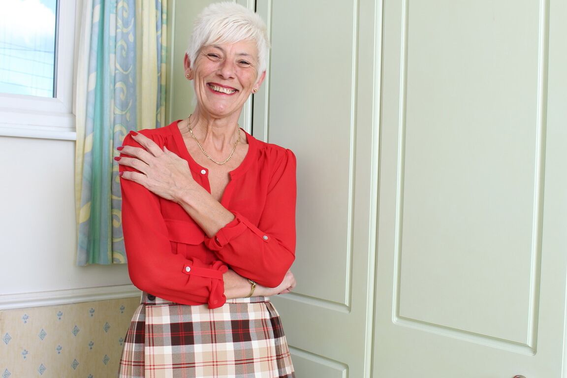 16P Abuela británica de más de 70 años se quita la ropa y la lencería al estilo striptease