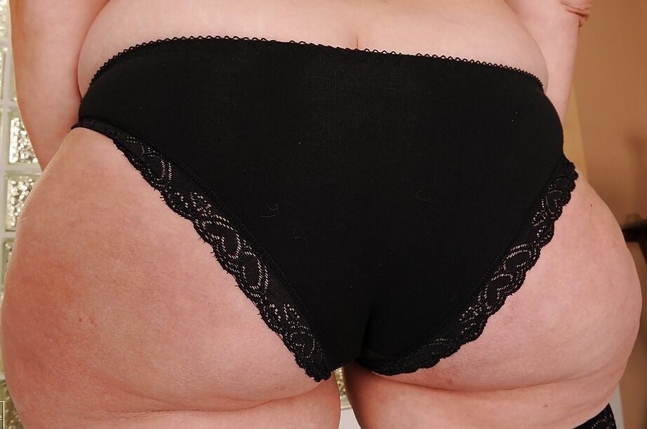 16P Nuttige Oma in Strümpfen zieht sich bis auf ihren nackten Körper und ihre haarige Muschi aus