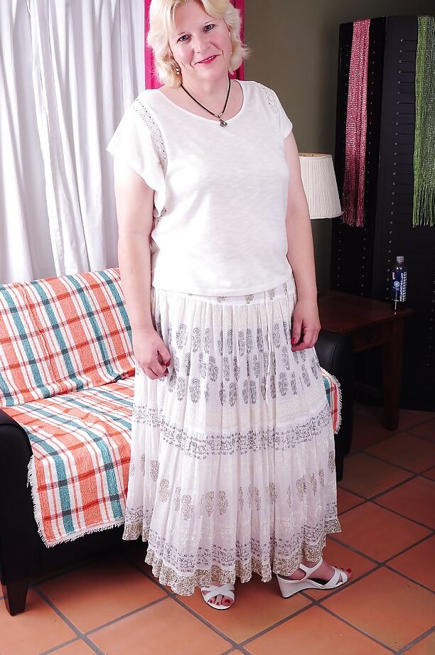16P La grand-mère blonde Toni montre son corps gras dans une lingerie blanche