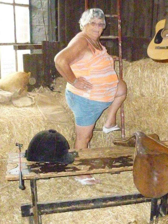 20P Fat oma Vovó Libby fica nua em um celeiro enquanto toca violão