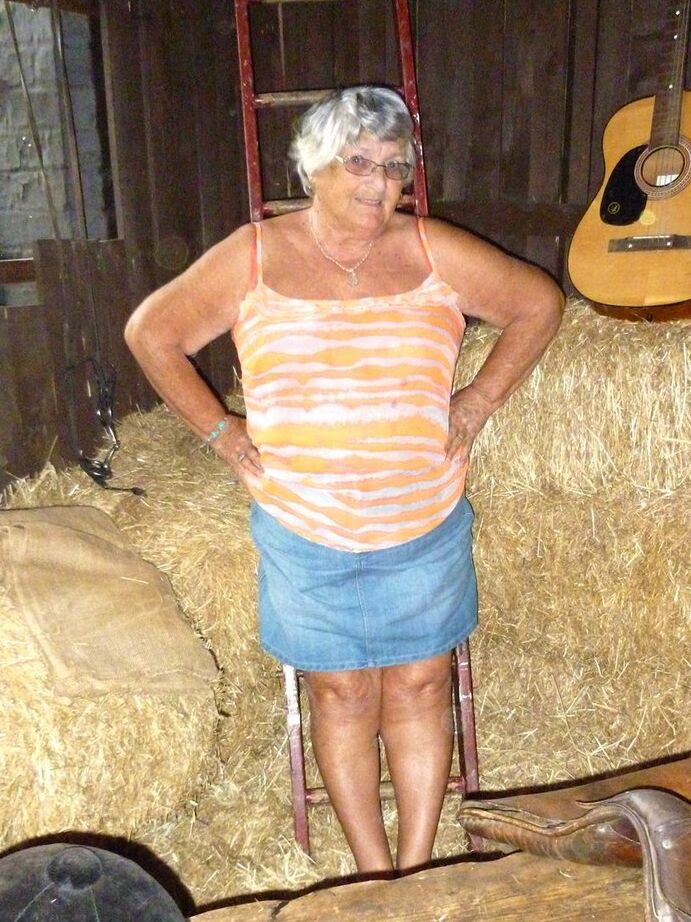 20P Fat oma Vovó Libby fica nua em um celeiro enquanto toca violão