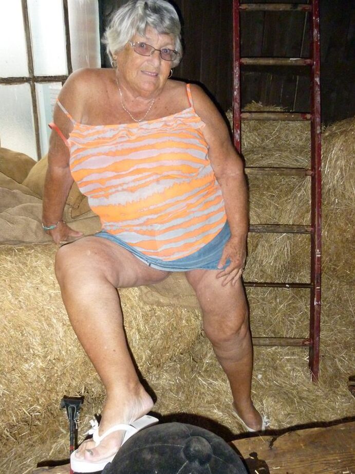 20P Fat oma Vovó Libby fica nua em um celeiro enquanto toca violão
