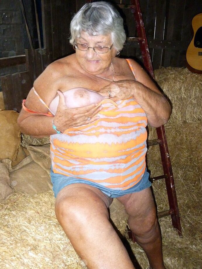 20P Fat oma Vovó Libby fica nua em um celeiro enquanto toca violão