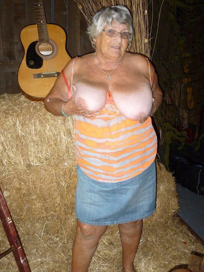20P Fat oma Vovó Libby fica nua em um celeiro enquanto toca violão