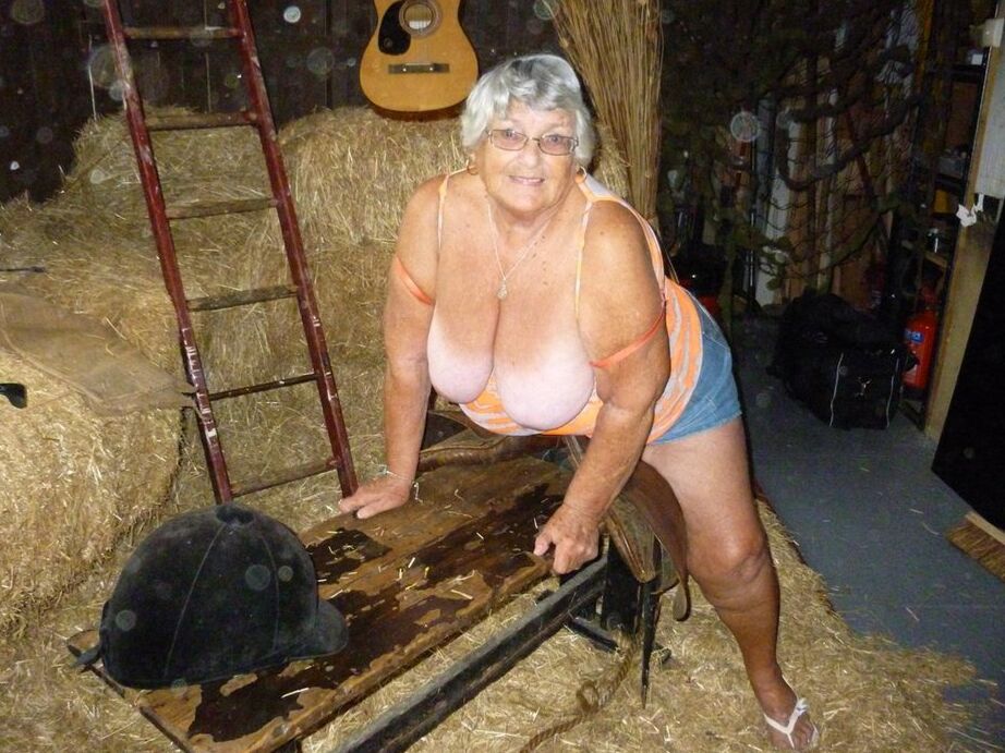 20P Fat oma Vovó Libby fica nua em um celeiro enquanto toca violão
