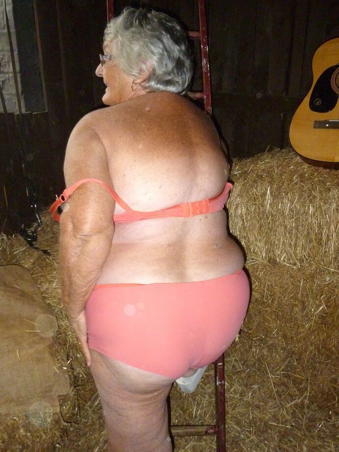 20P Fat oma Vovó Libby fica nua em um celeiro enquanto toca violão