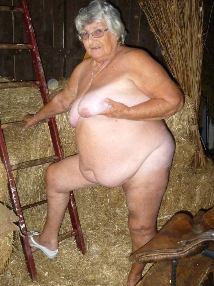 20P Fat oma Vovó Libby fica nua em um celeiro enquanto toca violão