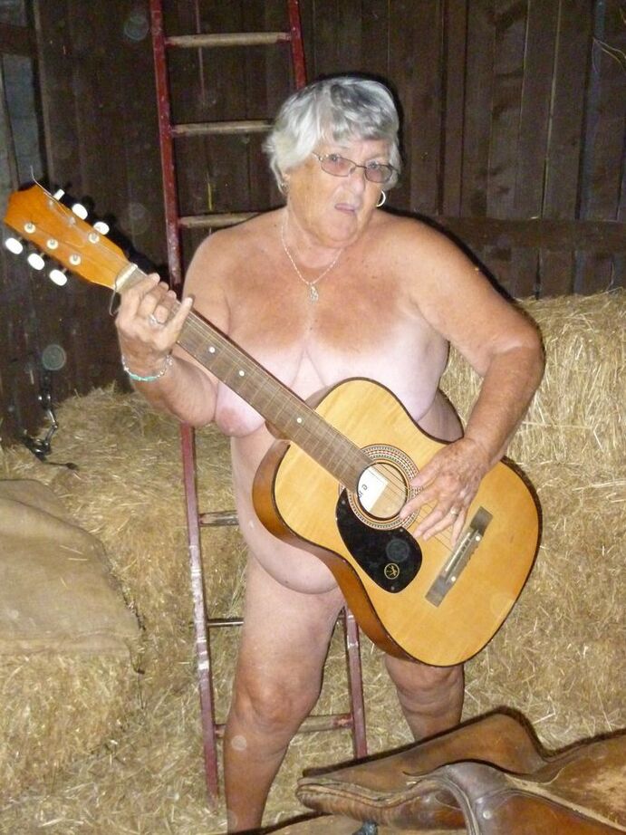 20P Fat oma Vovó Libby fica nua em um celeiro enquanto toca violão