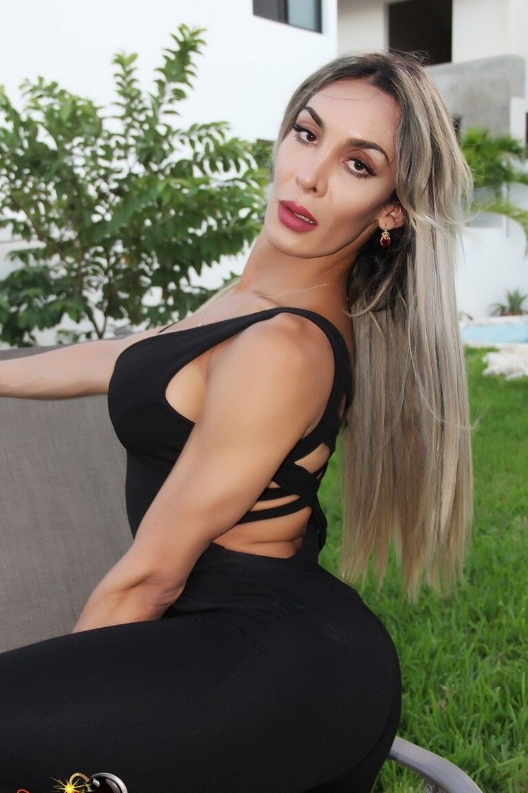 15P Nelly Ochoa exhibe ses gros seins en extérieur