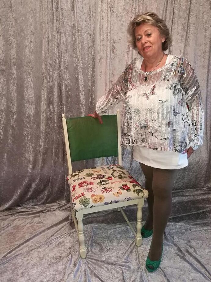 20P Big titted oma Caro pulls down her underwear to show her big ass in nylons