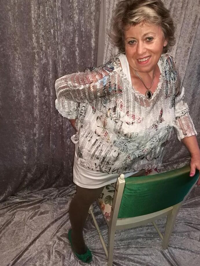 20P Big titted oma Caro pulls down her underwear to show her big ass in nylons