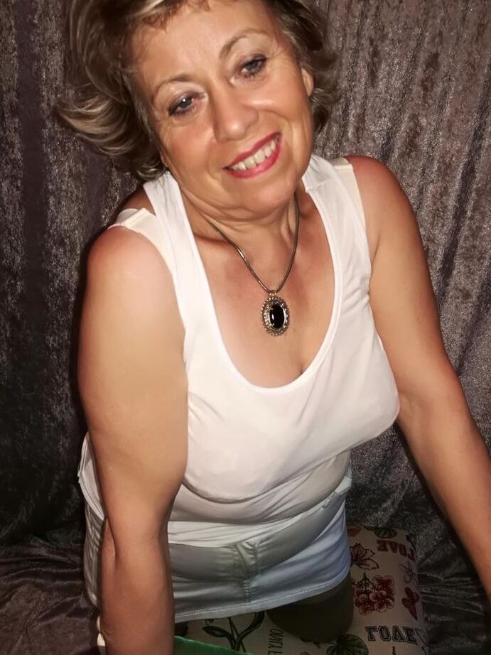 20P Big titted oma Caro pulls down her underwear to show her big ass in nylons