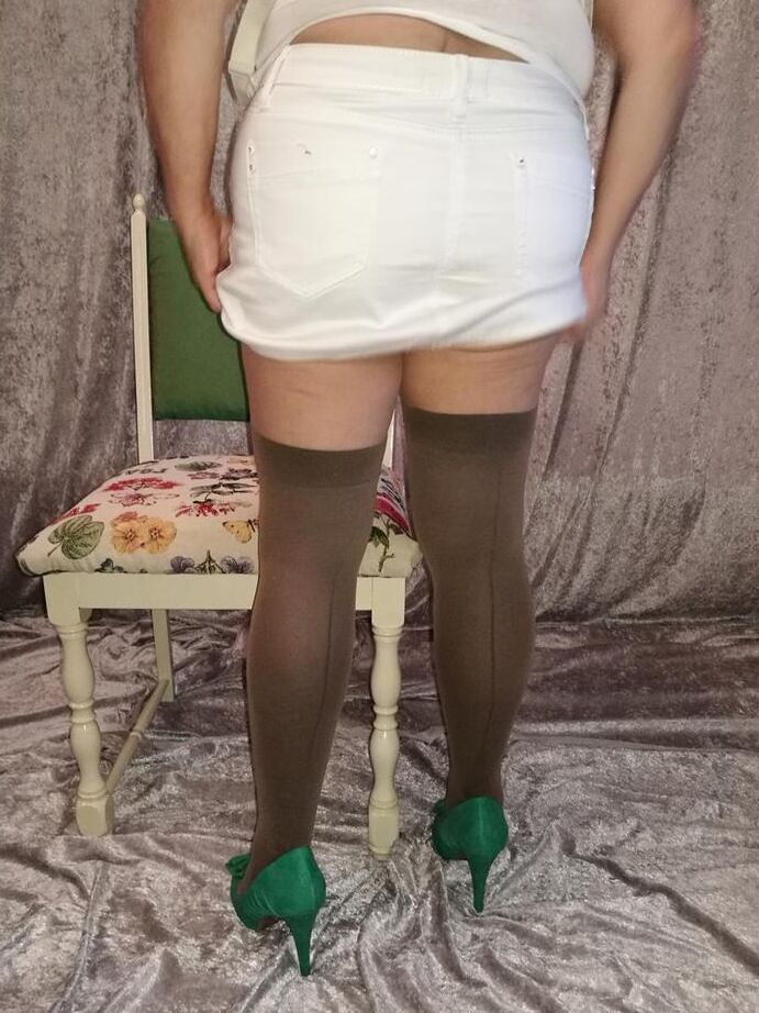 20P Big titted oma Caro pulls down her underwear to show her big ass in nylons