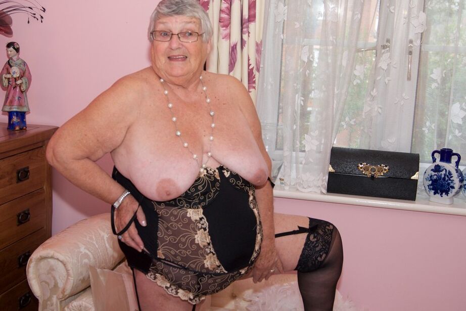 20P Idosa de cabelos curtos trabalha seus peitos e buceta sem lingerie