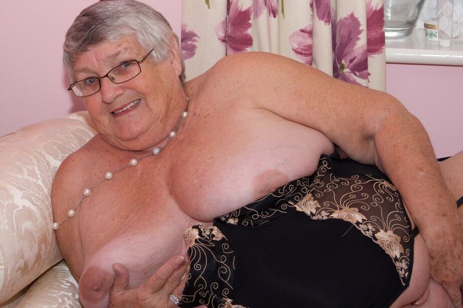 20P Idosa de cabelos curtos trabalha seus peitos e buceta sem lingerie